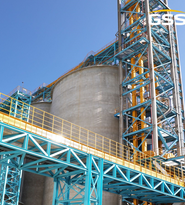 三托輥皮帶輸送機(jī)的結(jié)構(gòu)相對(duì)簡(jiǎn)單，維護(hù)保養(yǎng)相對(duì)容易，成本較低